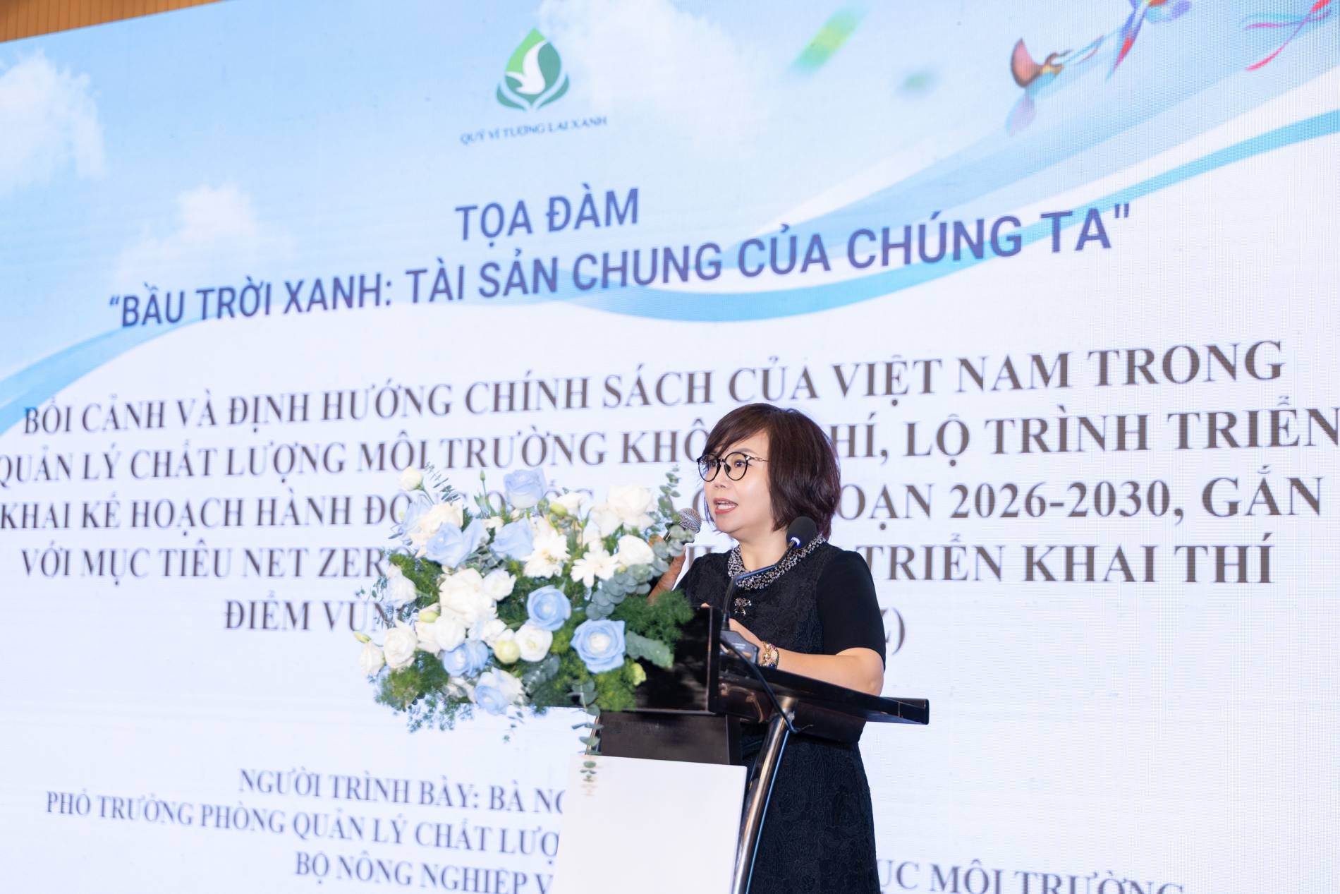 Bà Nguyễn Hoàng Ánh, Phó Trưởng Phòng Quản lý chất lượng môi trường, Cục Môi trường, Bộ Nông nghiệp và Môi trường chia sẻ về bức tranh chính sách của Việt Nam trong việc kiểm soát và cải thiện chất lượng không khí, từ khung pháp lý hiện hành đến lộ trình triển khai Kế hoạch hành động quốc gia về khắc phục ô nhiễm không khí giai đoạn 2026–2030, gắn với mục tiêu dài hạn Net Zero 2050. Bà Nguyễn Hoàng Ánh, Phó Trưởng Phòng Quản lý chất lượng môi trường, Cục Môi trường, Bộ Nông nghiệp và Môi trường chia sẻ về bức tranh chính sách của Việt Nam trong việc kiểm soát và cải thiện chất lượng không khí, từ khung pháp lý hiện hành đến lộ trình