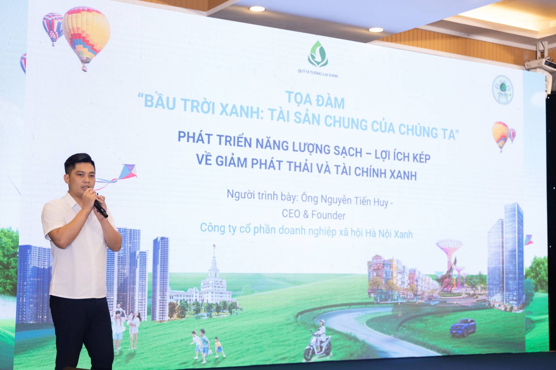 Ông Nguyễn Tiến Huy – Người sáng lập kiêm Trưởng nhóm tình nguyện cộng đồng “Hà Nội Xanh” chia sẻ về hành trình dấn thân dọn rác kênh rạch vì thế hệ tương lai, và khép lại bằng lời kêu gọi hành động tới cộng đồng. Ông Nguyễn Tiến Huy – Người sáng lập kiêm Trưởng nhóm tình nguyện cộng đồng “Hà Nội Xanh” chia sẻ về hành trình dấn thân dọn rác kênh rạch vì thế hệ tương lai, và khép lại bằng lời kêu gọi hành động tới cộng đồng.