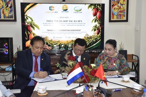Lễ ký kết Thỏa thuận hợp tác ba bên về chuẩn bị đầu tư, thu xếp và quản lý nguồn vốn cho dự án Khu phức hợp Cacao – Chocolate tại Đắk Lắk, ngày 19/8/2026. Lễ ký kết Thỏa thuận hợp tác ba bên về chuẩn bị đầu tư, thu xếp và quản lý nguồn vốn cho dự án Khu phức hợp Cacao – Chocolate tại Đắk Lắk, ngày 19/8/2026.