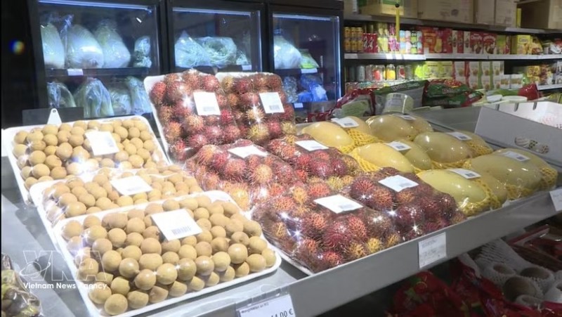 Vietnam's fresh fruits sold at a supermarket in France. Bilateral trade reached 6.3 billion USD in 2025, up 16.4% year on year, and hit 3.66 billion USD in the first six months of 2026, representing a sharp increase of 26.4% compared with the same period last year. (Photo: VNA)