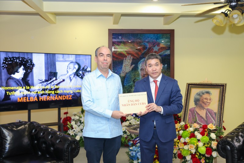 ប្រធានសហភាពបណ្តាអង្គការមិត្តភាពវៀតណាម Phan Anh Son ប្រគល់ជានិមិត្តរូបនូវថវិកាចំនួន ១,២ ពាន់លានដុង ឧបត្ថម្ភដល់ប្រជាជនគុយបា ជូនឯកអគ្គរដ្ឋទូតគុយបាប្រចាំនៅវៀតណាម Rogelio Polanco Fuentes នៅ Ha Noi ខែ កក្កដា ឆ្នាំ ២០២៦។