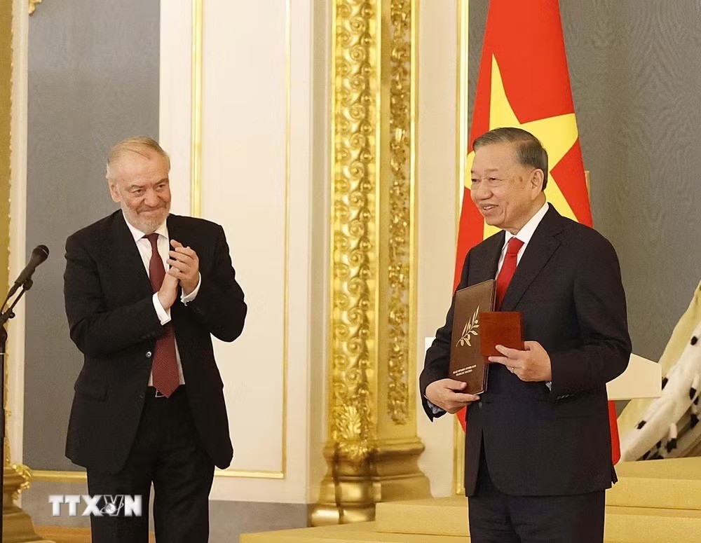 Nghệ sỹ Nhân dân Liên bang Nga Valery Gergiev, Chủ tịch Hội đồng Giám khảo Giải thưởng Hòa bình Lev Tolstoy trao Giải thưởng Hoà bình Lev Tolstoy năm 2026 cho Tổng Bí thư, Chủ tịch nước Tô Lâm. (Ảnh: Thống Nhất/TTXVN)