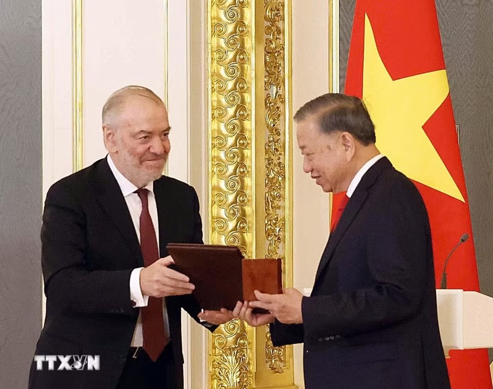 Nghệ sỹ Nhân dân Liên bang Nga Valery Gergiev, Chủ tịch Hội đồng Giám khảo Giải thưởng Hòa bình Lev Tolstoy trao Giải thưởng Hoà bình Lev Tolstoy năm 2026 cho Tổng Bí thư, Chủ tịch nước Tô Lâm. (Ảnh: Thống Nhất/TTXVN)