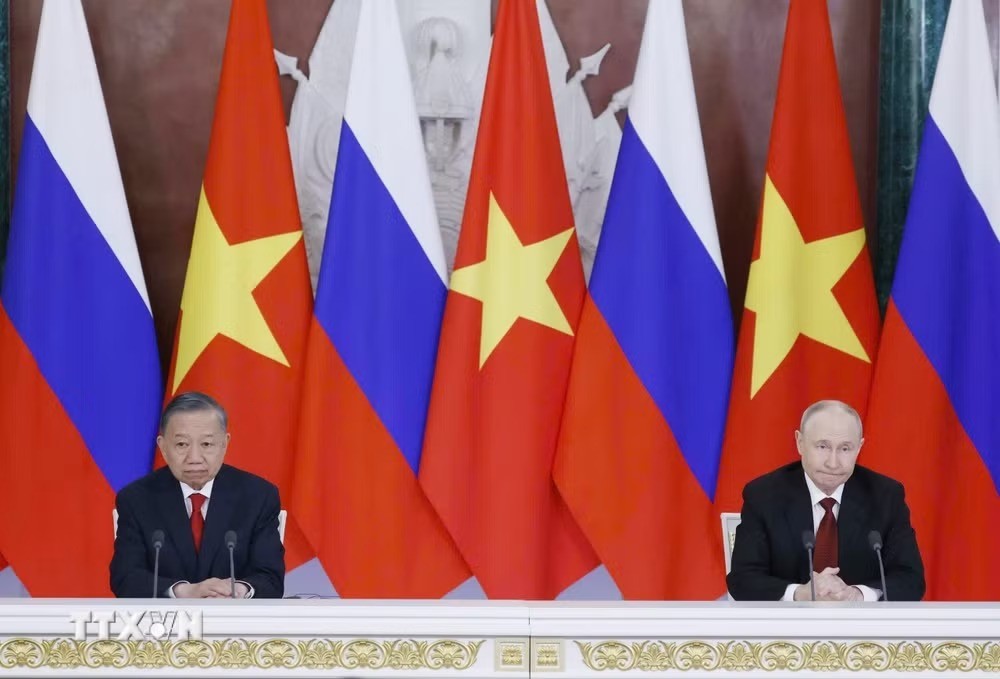 Tổng Bí thư, Chủ tịch nước Tô Lâm và Tổng thống Nga Vladimir Putin họp báo chung. (Ảnh: Thống Nhất/TTXVN)