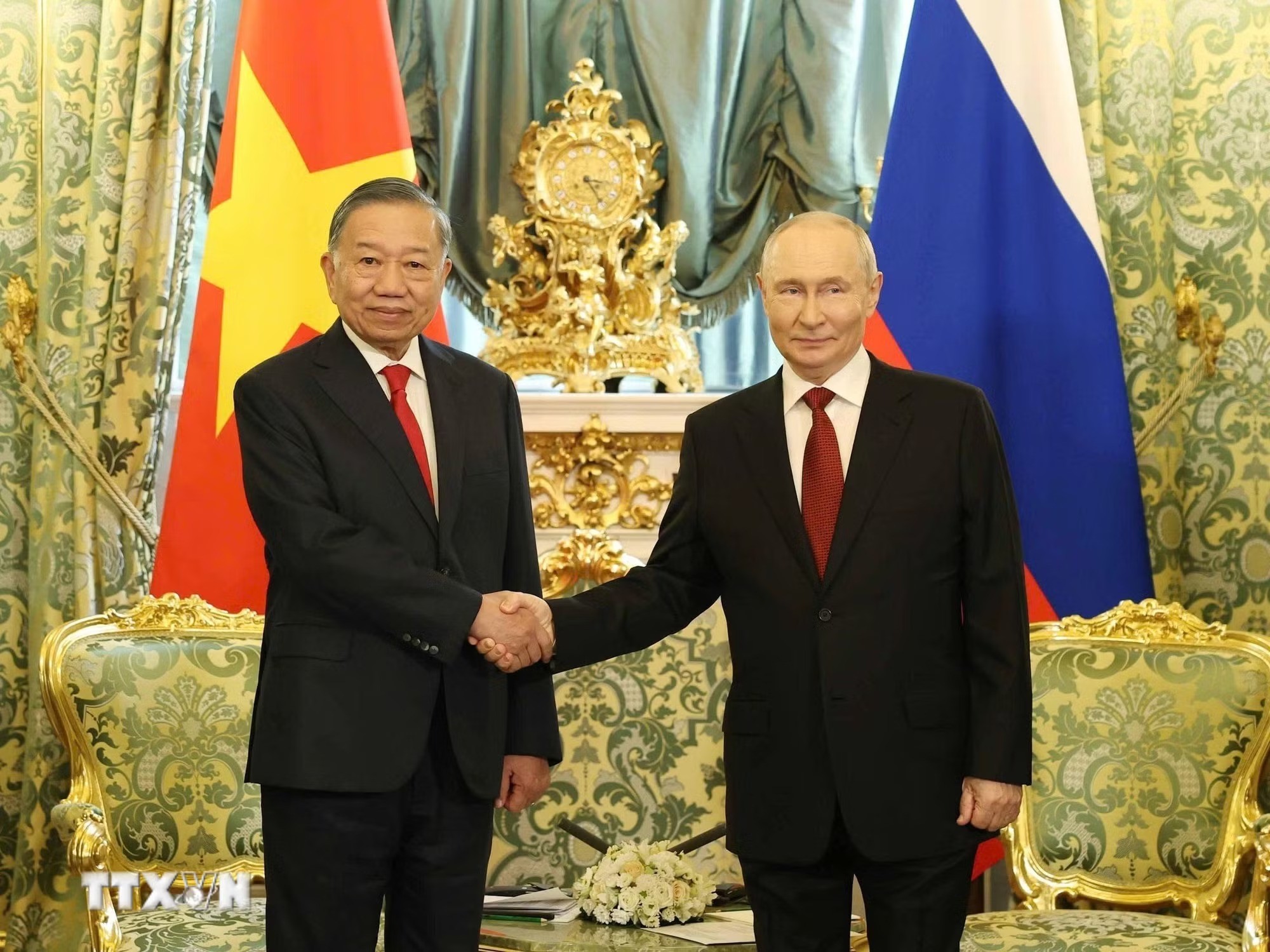Tổng Bí thư, Chủ tịch nước Tô Lâm và Tổng thống Nga Vladimir Putin chụp ảnh chung trước hội đàm. (Ảnh: Thống Nhất/TTXVN) Tổng Bí thư, Chủ tịch nước Tô Lâm và Tổng thống Nga Vladimir Putin chụp ảnh chung trước hội đàm. (Ảnh: Thống Nhất/TTXVN)