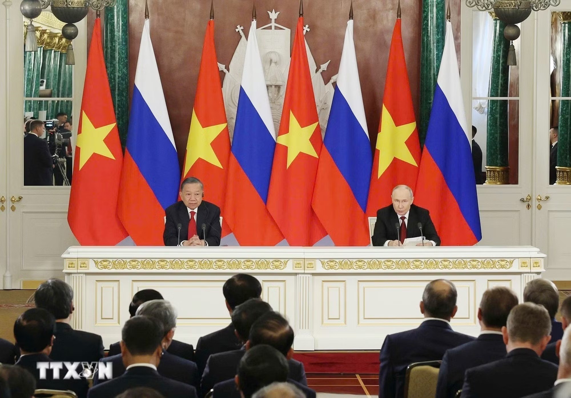 Tổng Bí thư, Chủ tịch nước Tô Lâm và Tổng thống Nga Vladimir Putin họp báo chung. (Ảnh: Thống Nhất/TTXVN) Tổng Bí thư, Chủ tịch nước Tô Lâm và Tổng thống Nga Vladimir Putin họp báo chung. (Ảnh: Thống Nhất/TTXVN)