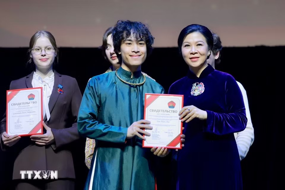 Phu nhân Ngô Phương Ly trao giải thưởng cho các sinh viên có thành tích xuất sắc - Ảnh: TTXVN