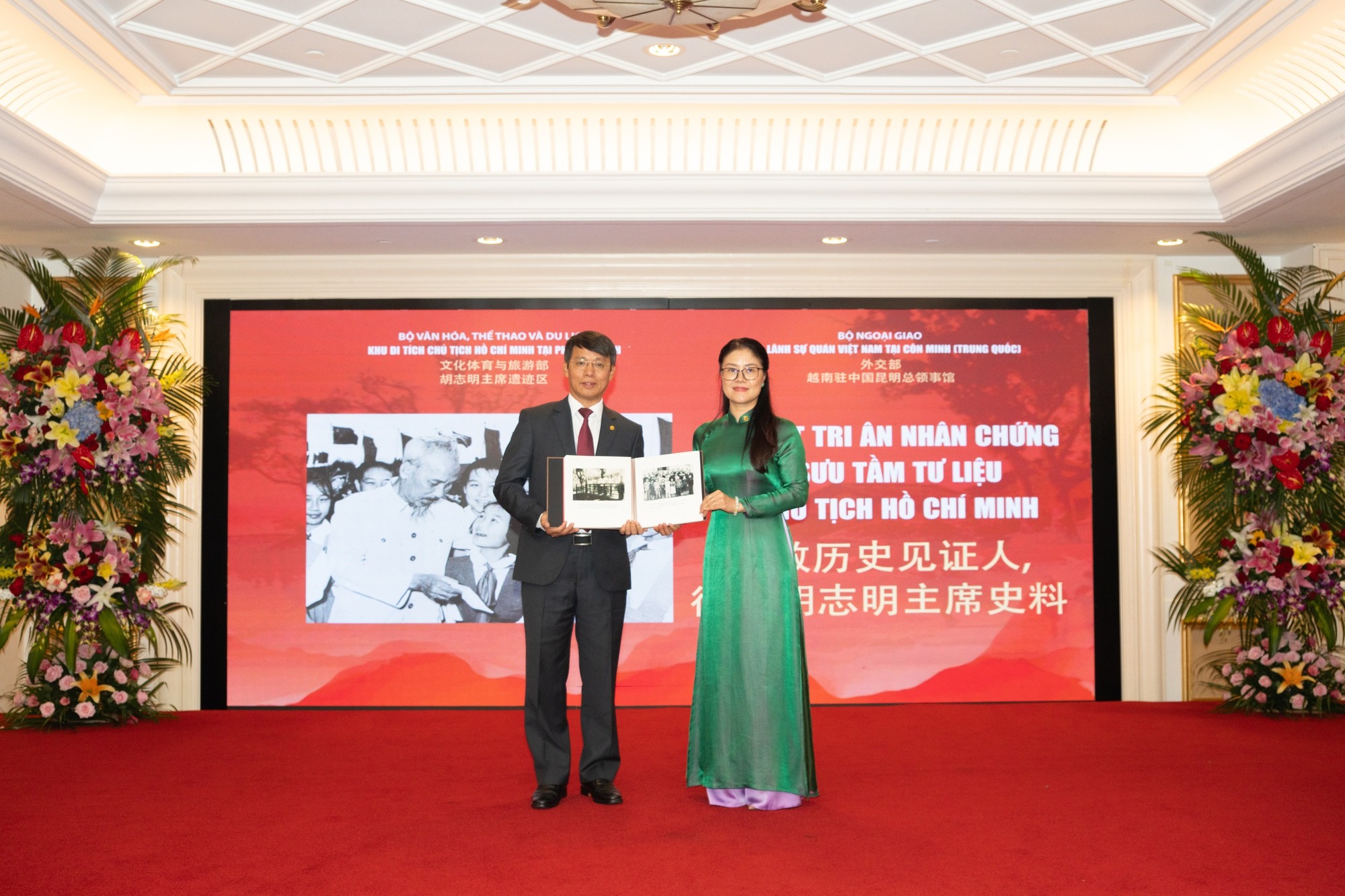 Ông Nguyễn Văn Dương Phó Giám đốc Khu Di tích Phủ Chủ tịch trao tặng ảnh tư liệu cho Tổng Lãnh sự quán Việt Nam tại Côn Minh. Ảnh: Khu Di tích Chủ tịch Hồ Chí Minh tại Phủ Chủ tịch Ông Nguyễn Văn Dương Phó Giám đốc Khu Di tích Phủ Chủ tịch trao tặng ảnh tư liệu cho Tổng Lãnh sự quán Việt Nam tại Côn Minh. Ảnh: Khu Di tích Chủ tịch Hồ Chí Minh tại Phủ Chủ tịch