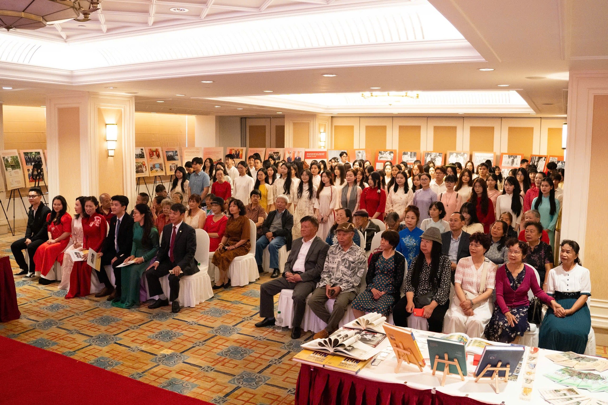 Đông đảo đại biểu, bà con Kiều bào, lưu học sinh Việt Nam tại Vân Nam để tham dự chuỗi sự kiện. Ảnh: Khu Di tích Chủ tịch Hồ Chí Minh tại Phủ Chủ tịch Đông đảo đại biểu, bà con Kiều bào, lưu học sinh Việt Nam tại Vân Nam để tham dự chuỗi sự kiện. Ảnh: Khu Di tích Chủ tịch Hồ Chí Minh tại Phủ Chủ tịch