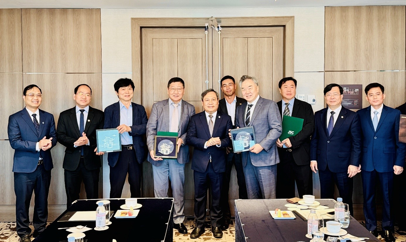 Chủ tịch UBND thành phố Hà Nội Vũ Đại Thắng cùng Đoàn công tác của Thành phố chụp ảnh lưu niệm với ông Jung Won Ju, Chủ tịch Tập đoàn Daewoo E&C và Ban lãnh đạo. (Ảnh: TTXVN) Chủ tịch UBND thành phố Hà Nội Vũ Đại Thắng cùng Đoàn công tác của Thành phố chụp ảnh lưu niệm với ông Jung Won Ju, Chủ tịch Tập đoàn Daewoo E&C và Ban lãnh đạo. (Ảnh: TTXVN)