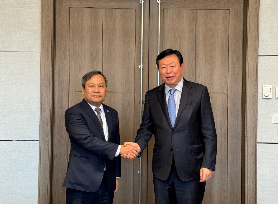 Chủ tịch UBND thành phố Hà Nội Vũ Đại Thắng tiếp ông Shin Dong-bin, Chủ tịch Tập đoàn Lotte. (Ảnh: TTXVN) Chủ tịch UBND thành phố Hà Nội Vũ Đại Thắng tiếp ông Shin Dong-bin, Chủ tịch Tập đoàn Lotte. (Ảnh: TTXVN)