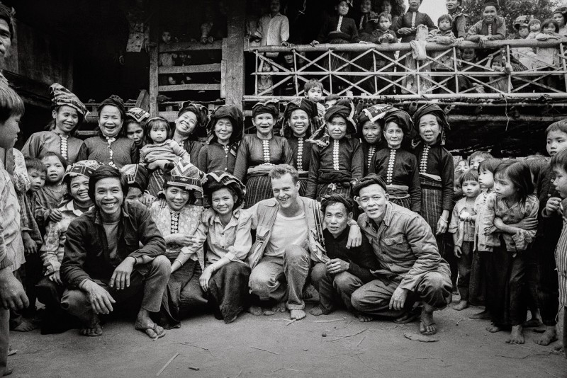 អ្នកថតរូប Andy Solomon (ជួរមុខ ទីបីពីរាប់ពីស្តាំមក) ក្នុងពិធីមង្គលការរបស់ជនជាតិ Thai ខ្មៅ ឆ្នាំ ១៩៩២។