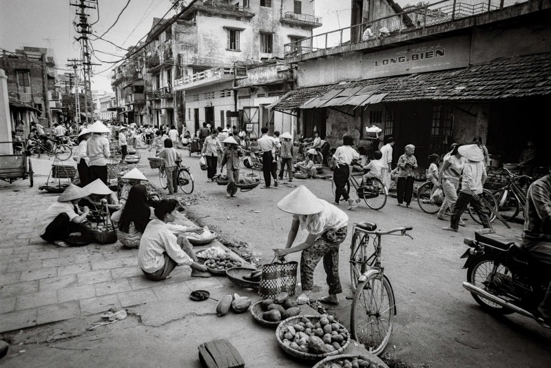 បណ្តាតូបលក់ដូរចល័តនៅច្រកឌឿងហែមផ្សារ Dong Xuan ឆ្នាំ ១៩៩២។
