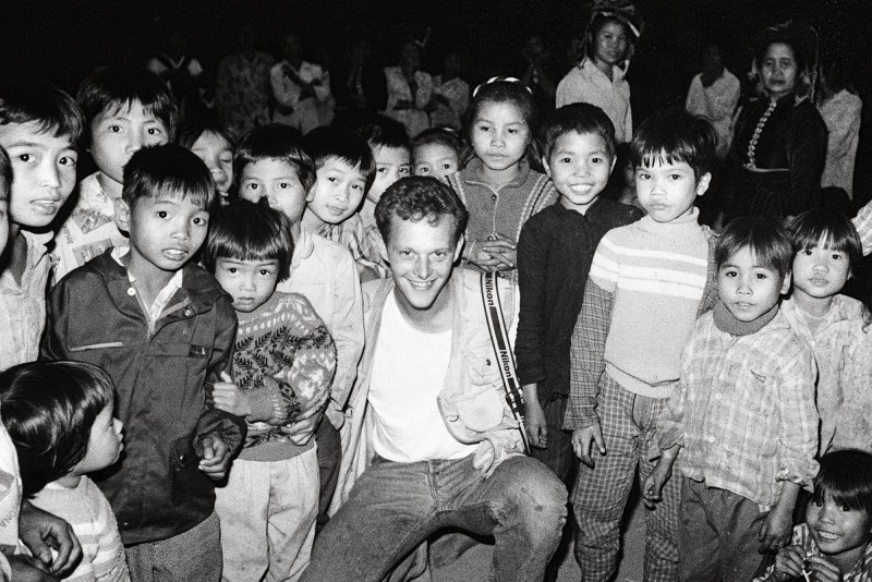 Andy Solomon បានមកដល់វៀតណាមលើកដំបូងក្នុងឆ្នាំ ១៩៩២ ជាមួយទិដ្ឋាការសម្រាប់អ្នកសារព័ត៌មានបរទេស។