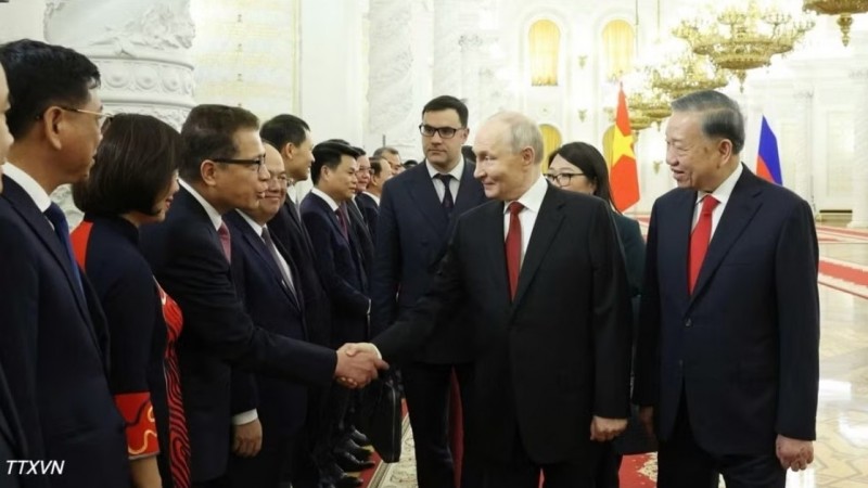 Президент России провел церемонию встречи Генерального секретаря ЦК КПВ, Президента Вьетнама То Лама с супругой