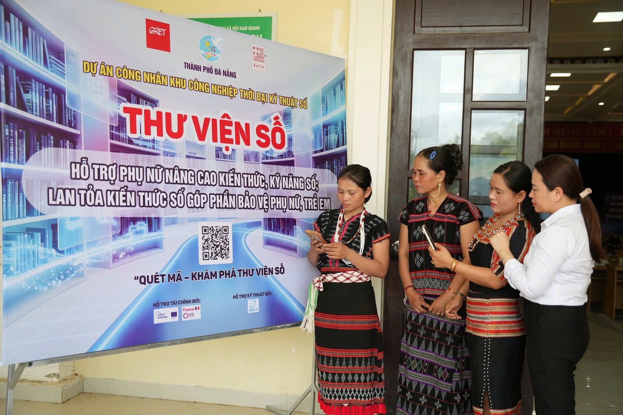 Phụ nữ hai xã Thạnh Mỹ và Bến Giằng (Đà Nẵng) tham gia hoạt động nâng cao kiến thức, kỹ năng số trong dự án có sự tham gia của GRET và hỗ trợ tài chính của Cơ quan Phát triển Pháp (AFD). (Ảnh: GRET Vietnam) Phụ nữ hai xã Thạnh Mỹ và Bến Giằng (Đà Nẵng) tham gia hoạt động nâng cao kiến thức, kỹ năng số trong dự án có sự tham gia của GRET và hỗ trợ tài chính của Cơ quan Phát triển Pháp (AFD). (Ảnh: GRET Vietnam)