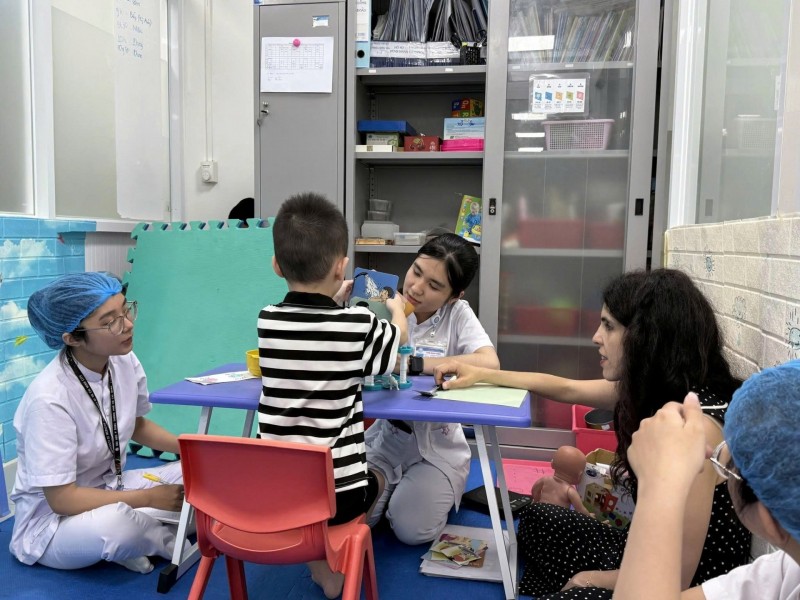 Cử nhân khóa 1 NNTL – ĐH Y Dược TP.HCM thực hành lâm sàng về giao tiếp với trẻ em dưới sự hướng dẫn của chuyên gia Nisrine El-Choueifati (Australia) Cử nhân khóa 1 NNTL – ĐH Y Dược TP.HCM thực hành lâm sàng về giao tiếp với trẻ em dưới sự hướng dẫn của chuyên gia Nisrine El-Choueifati (Australia)
