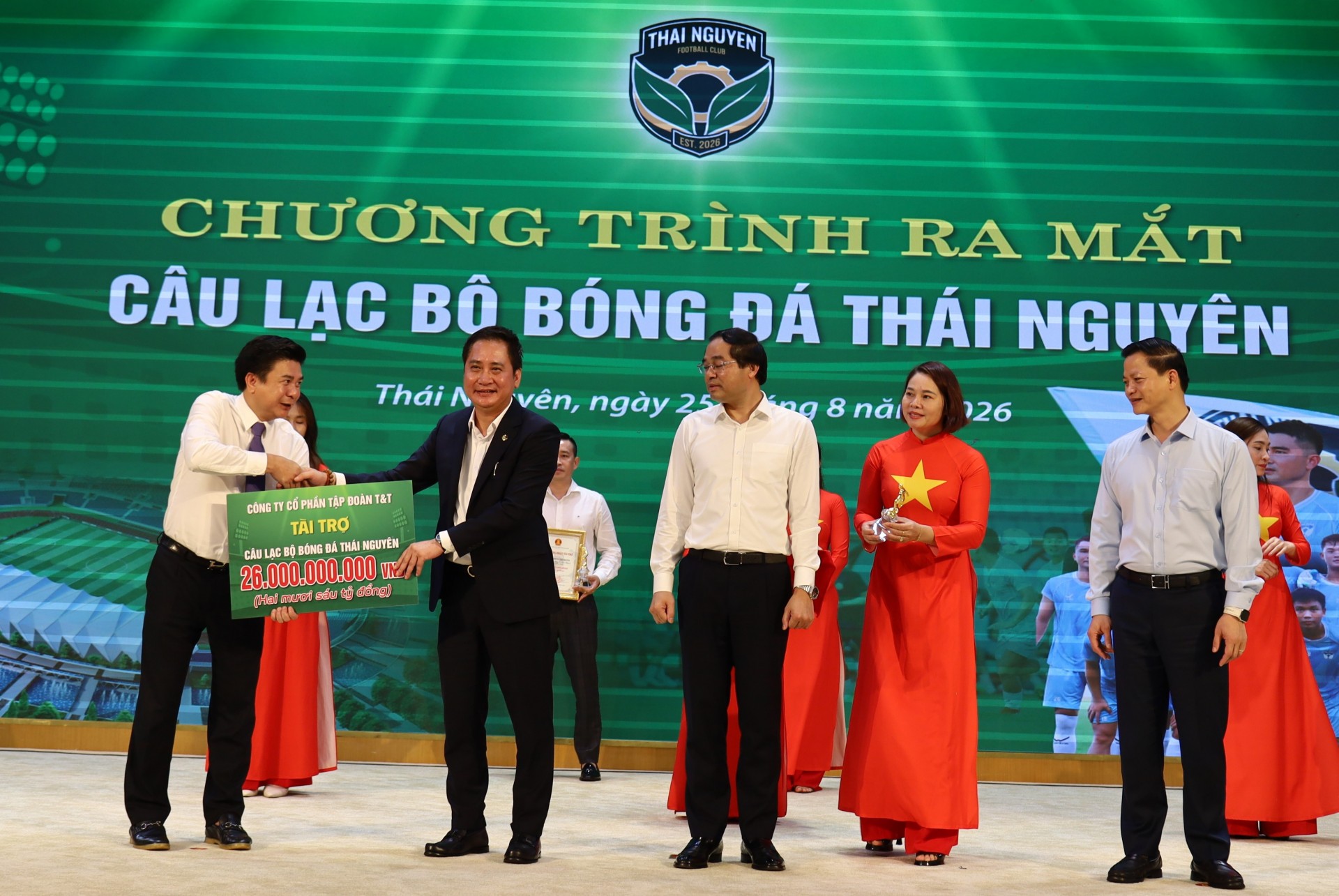Tổng Giám đốc Mai Xuân Sơn (comple đen) đại diện cho Tập đoàn T&T Group trao tài trợ 26 tỷ đồng cho bóng đá Thái Nguyên. Ảnh: T&T. Tổng Giám đốc Mai Xuân Sơn (comple đen) đại diện cho Tập đoàn T&T Group trao tài trợ 26 tỷ đồng cho bóng đá Thái Nguyên. Ảnh: T&T.