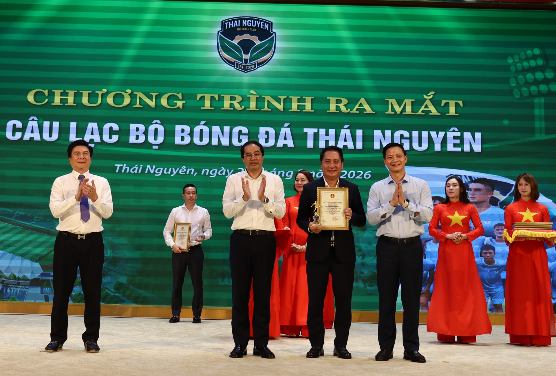 Từ nền móng do T&T Group tạo ra, đã có hàng chục doanh nghiệp của Thái Nguyên cùng chung tay tạo nên khoản tài trợ 115 tỷ đồng cho CLB hạng Nhất này. Ảnh: T&T. Từ nền móng do T&T Group tạo ra, đã có hàng chục doanh nghiệp của Thái Nguyên cùng chung tay tạo nên khoản tài trợ 115 tỷ đồng cho CLB hạng Nhất này. Ảnh: T&T.