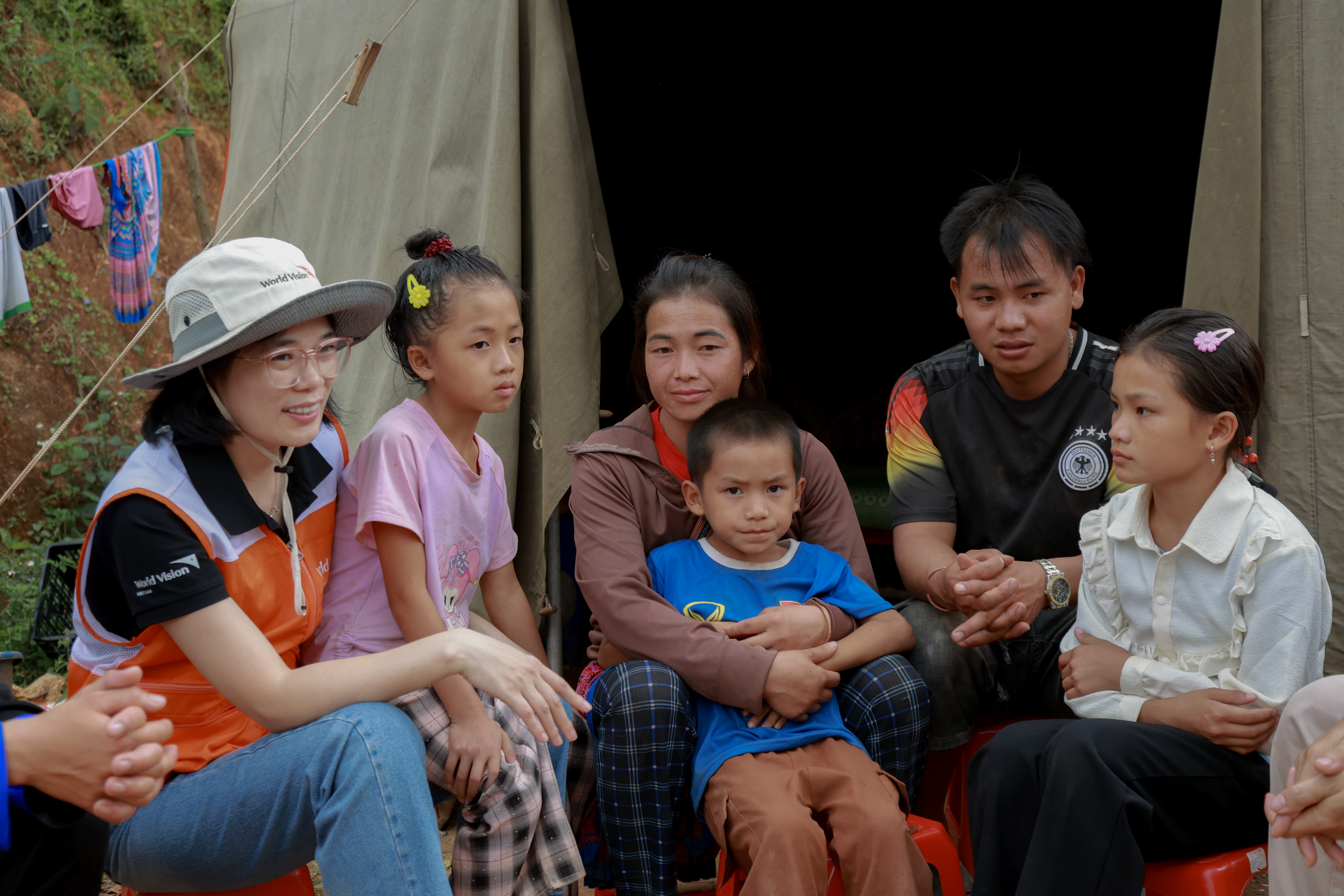 Bà Vũ Thị Nga, giám đốc vận hành của World Vision International tại Việt Nam, tới thăm một hộ gia đình bị thiệt hại do sạt lở tại Điện Biên, 2025. Bà Vũ Thị Nga, giám đốc vận hành của World Vision International tại Việt Nam, tới thăm một hộ gia đình bị thiệt hại do sạt lở tại Điện Biên, 2025.