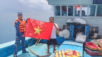 Hải quân ứng cứu, khắc phục sửa chữa tàu cá ngư dân trên quần đảo Trường Sa