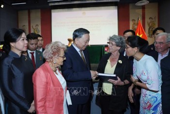 Tổng Bí thư, Chủ tịch nước Tô Lâm gặp gỡ cán bộ, nhân viên Đại sứ quán và cộng đồng người Việt Nam tại Pháp