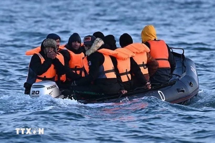 Người di cư vượt eo biển Manche để tới Anh. (Ảnh: Getty Images/ TTXVN)