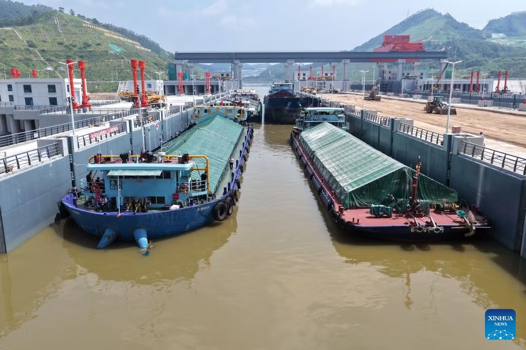 Ảnh chụp từ thiết bị bay không người lái cho thấy các tàu thử nghiệm đang di chuyển vào âu tàu trên kênh Bình Lục ở Khu tự trị dân tộc Choang Quảng Tây, Trung Quốc. Ảnh: Tân Hoa Xã Ảnh chụp từ thiết bị bay không người lái cho thấy các tàu thử nghiệm đang di chuyển vào âu tàu trên kênh Bình Lục ở Khu tự trị dân tộc Choang Quảng Tây, Trung Quốc. Ảnh: Tân Hoa Xã