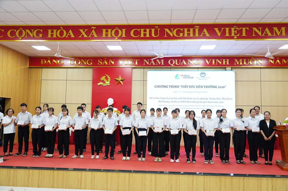 200 học sinh thành phố Huế nhận học bổng từ tổ chức Children of Vietnam 200 học sinh thành phố Huế nhận học bổng từ tổ chức Children of Vietnam