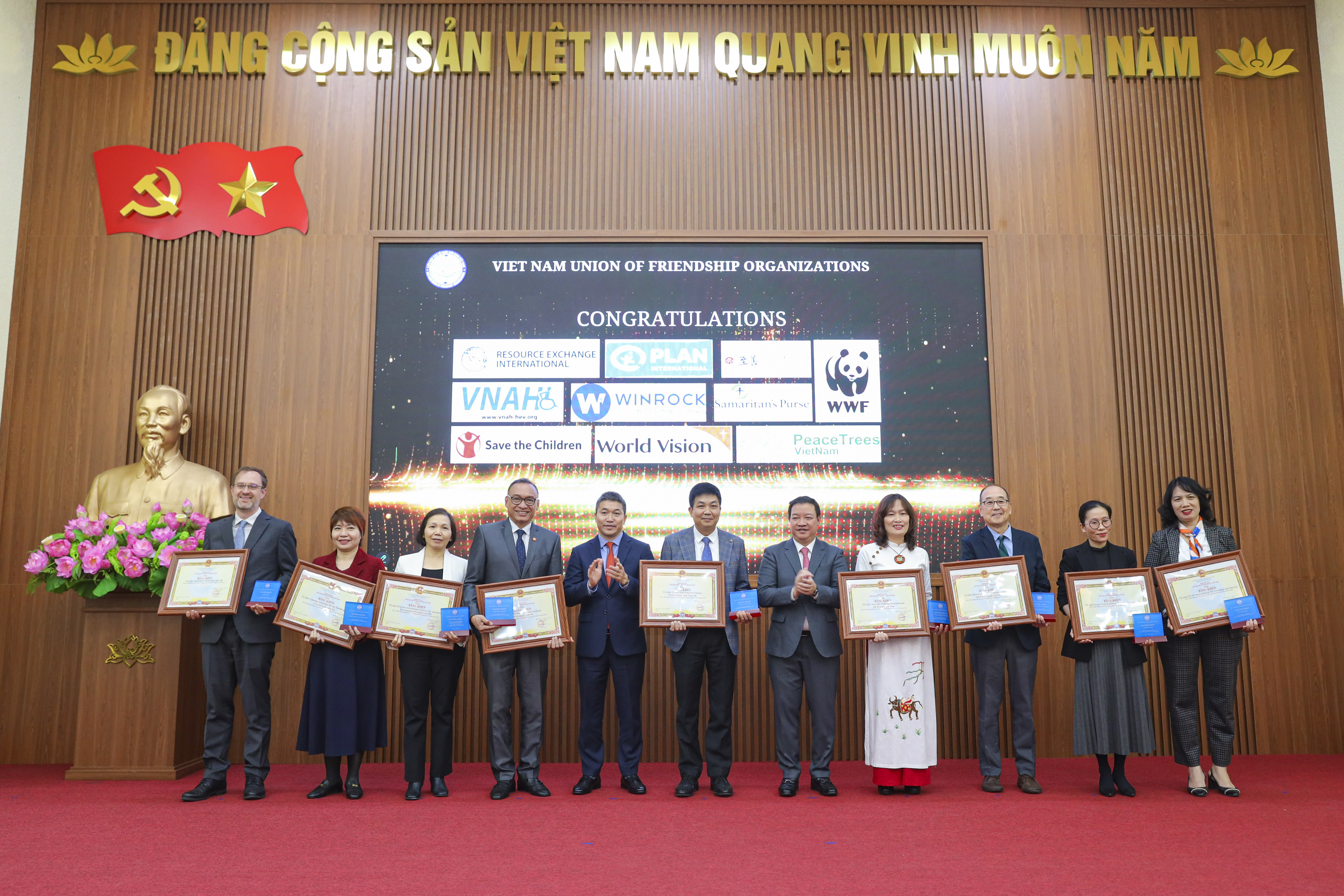 Đại diện các tổ chức phi chính phủ nước ngoài nhận bằng khen của Liên hiệp các tổ chức hữu nghị Việt Nam tại Lễ ghi nhận đóng góp năm 2024. (Ảnh: Đinh Hòa) Đại diện các tổ chức phi chính phủ nước ngoài nhận bằng khen của Liên hiệp các tổ chức hữu nghị Việt Nam tại Lễ ghi nhận đóng góp năm 2024. (Ảnh: Đinh Hòa)