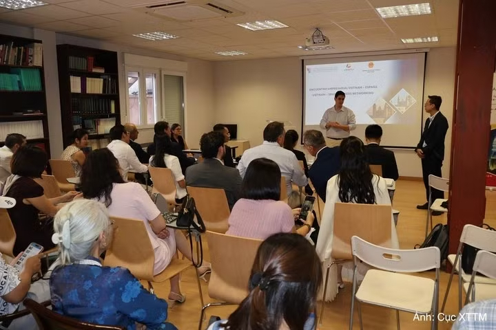 The business connection programme in Madrid provides an opportunity for Vietnamese and Spanish enterprises to directly discuss their needs and explore cooperation possibilities. (Photo: Vietrade)