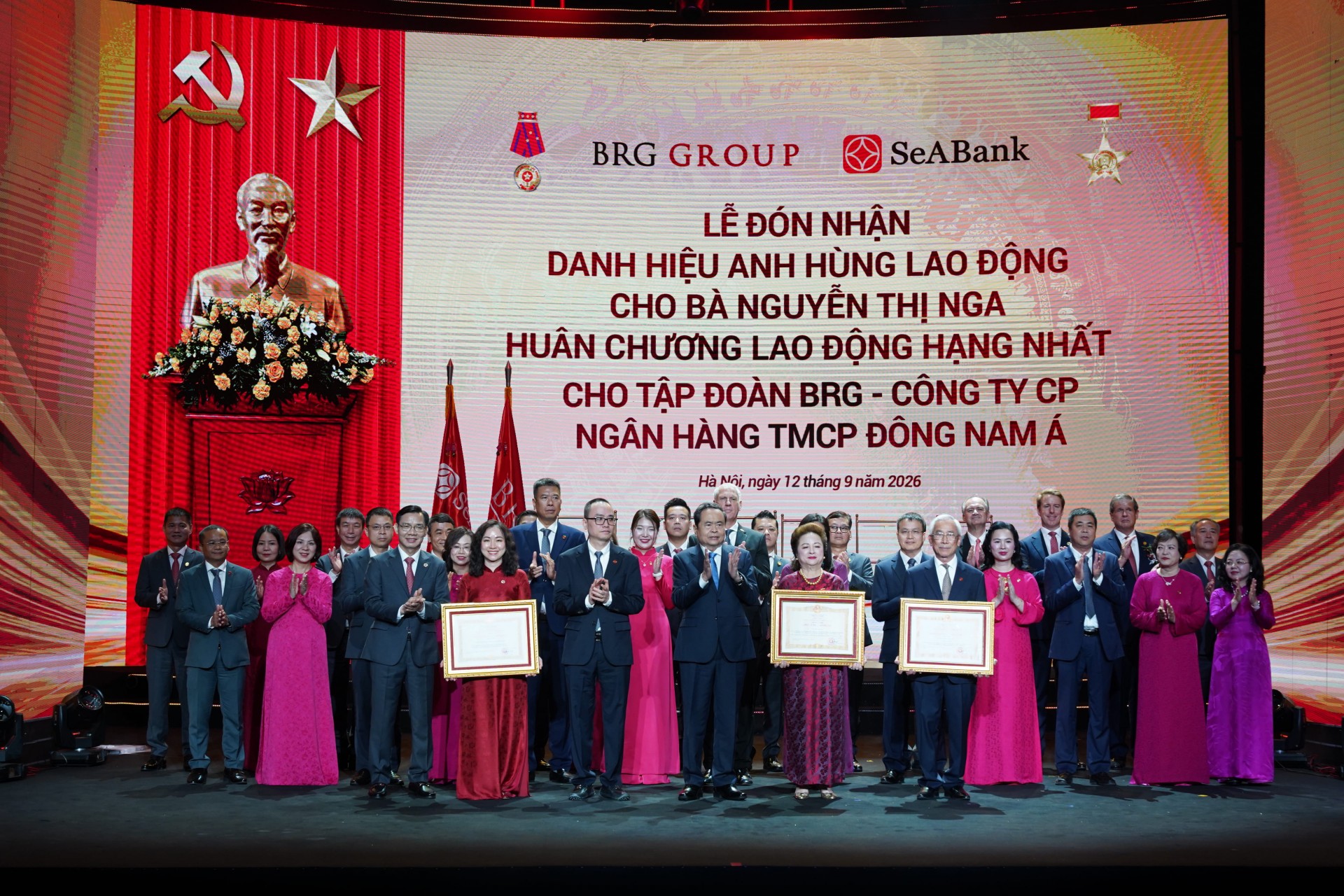 Chủ tịch Quốc hội Trần Thanh Mẫn trao Danh hiệu Anh hùng Lao động cho doanh nhân Nguyễn Thị Nga cùng Huân chương Lao động hạng Nhất cho Tập đoàn BRG và Ngân hàng SeABank. Chủ tịch Quốc hội Trần Thanh Mẫn trao Danh hiệu Anh hùng Lao động cho doanh nhân Nguyễn Thị Nga cùng Huân chương Lao động hạng Nhất cho Tập đoàn BRG và Ngân hàng SeABank.
