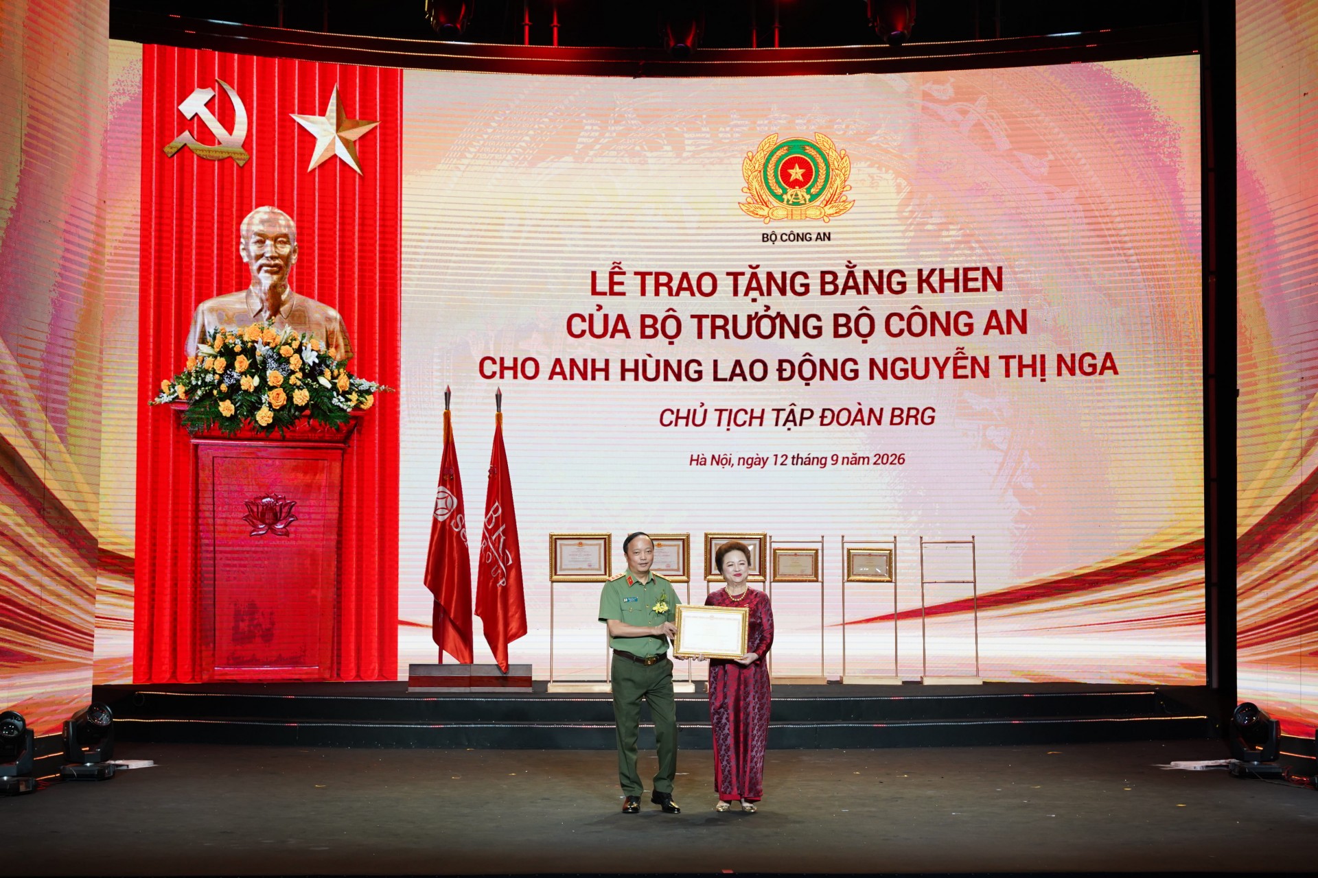 Thứ trưởng Bộ Công an, Thượng tướng Đặng Hồng Đức trao Bằng khen của Bộ trưởng Bộ Công an tặng doanh nhân Nguyễn Thị Nga. Thứ trưởng Bộ Công an, Thượng tướng Đặng Hồng Đức trao Bằng khen của Bộ trưởng Bộ Công an tặng doanh nhân Nguyễn Thị Nga.