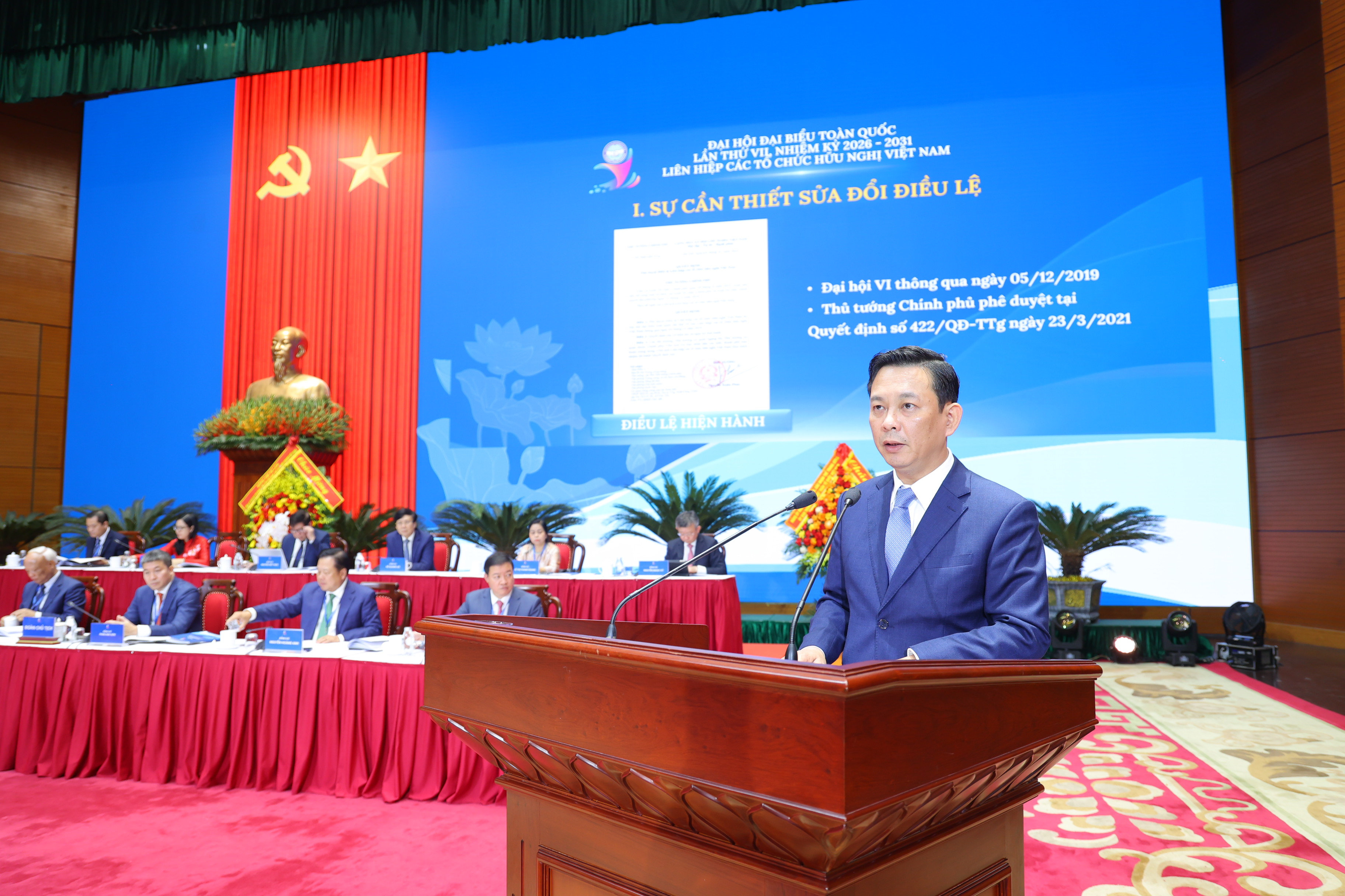 Phó Chủ tịch Liên hiệp các tổ chức hữu nghị Việt Nam Đồng Huy Cương trình bày báo cáo sửa đổi, bổ sung Điều lệ Liên hiệp các tổ chức hữu nghị Việt Nam.
