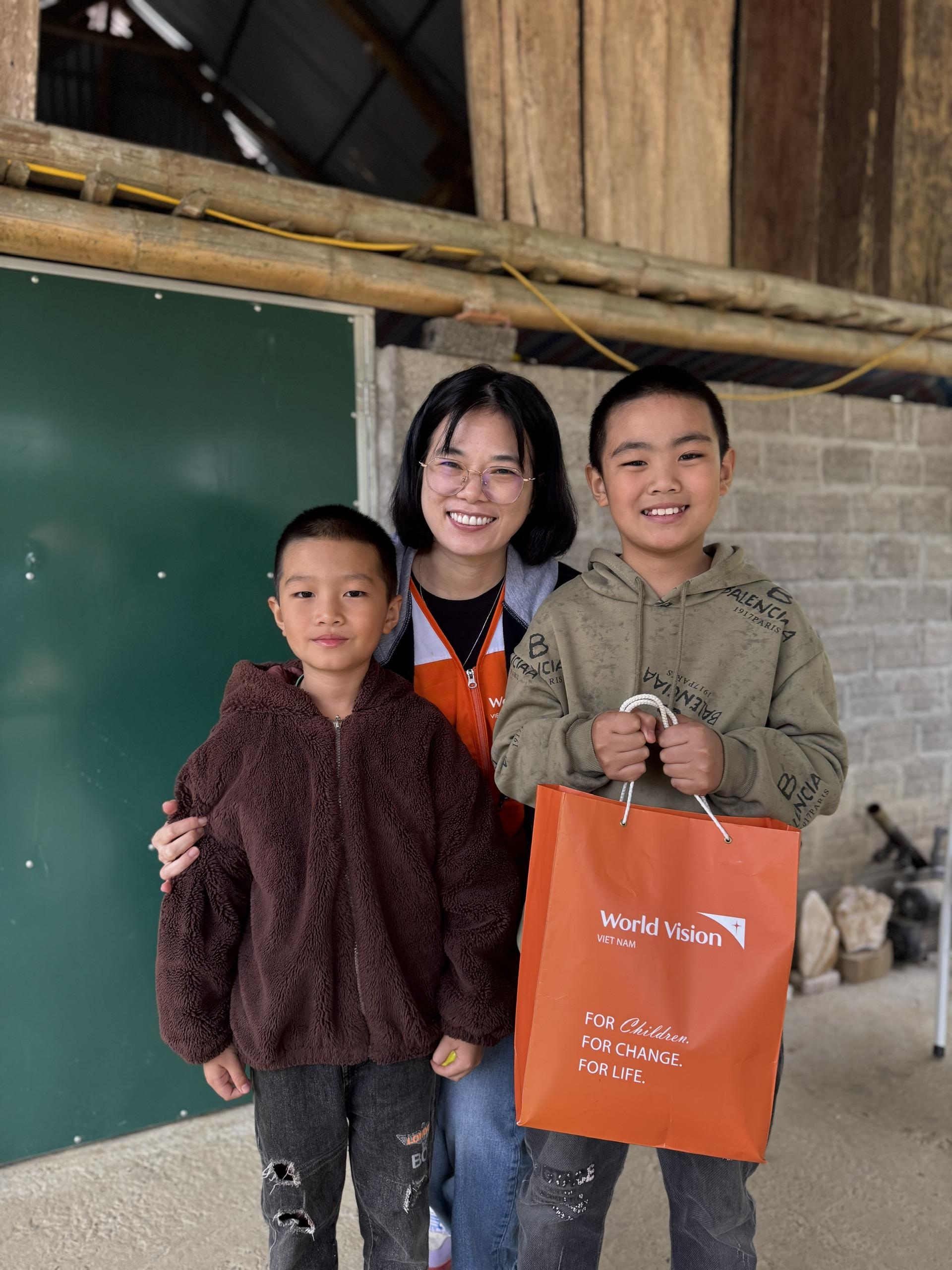 Vu Thi Nga (centre), Director of Programme Operations at World Vision International in Viet Nam, visits children living in difficult conditions in mountainous areas. (Photo: WVIV) Vu Thi Nga (centre), Director of Programme Operations at World Vision International in Viet Nam, visits children living in difficult conditions in mountainous areas. (Photo: WVIV)