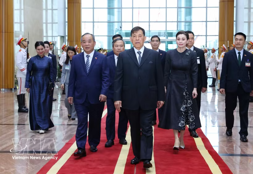 King of Thailand Maha Vajiralongkorn Phra Vajiraklaochaoyuhua and Queen Suthida Bajrasudhabimalalakshana arrive in Hanoi on September 14. (Photo: VNA) King of Thailand Maha Vajiralongkorn Phra Vajiraklaochaoyuhua and Queen Suthida Bajrasudhabimalalakshana arrive in Hanoi on September 14. (Photo: VNA)
