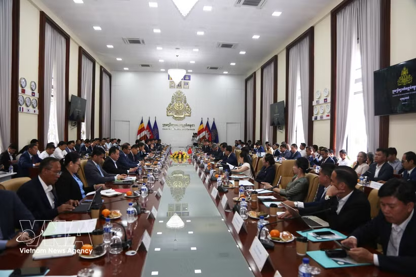 Delegates at the meeting between Vietnamese businesses operating in Cambodia and the Council for the Development of Cambodia (CDC) on September 14. (Photo: VNA) Delegates at the meeting between Vietnamese businesses operating in Cambodia and the Council for the Development of Cambodia (CDC) on September 14. (Photo: VNA)
