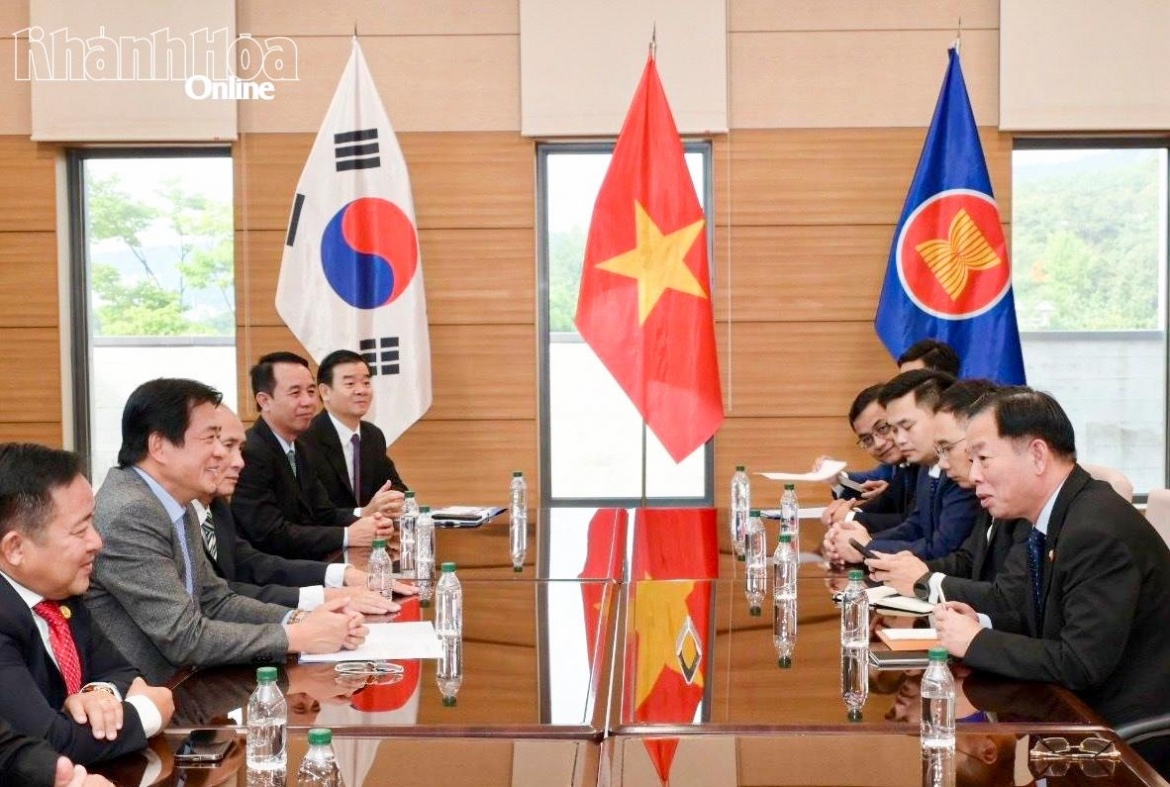 Overview of the working session between the Khanh Hoa delegation and Vietnamese Ambassador to RoK Vu Ho (baovanhoa.vn) Overview of the working session between the Khanh Hoa delegation and Vietnamese Ambassador to RoK Vu Ho (baovanhoa.vn)