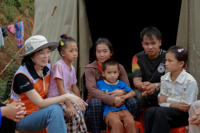 លោកស្រី Vu Thi Nga (នៅខាងឆ្វេង) នាយិកាប្រតិបត្តិនៃ World Vision International ប្រចាំនៅវៀតណាម អញ្ជើញទៅសួរសុខទុក្ខគ្រួសារមួយដែលរងការខូចខាតដោយសារការបាក់ដីនៅ Dien Bien នាឆ្នាំ ២០២៥។