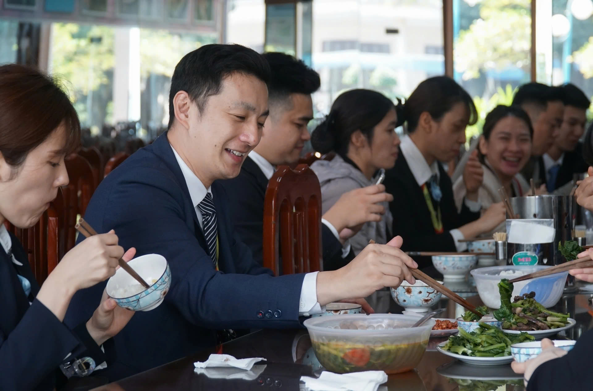 Kaneya Manabu rất thích buổi trưa công sở ở Việt Nam: đồng nghiệp có thể cùng ăn một bữa trưa, trò chuyện với nhau, hỏi han nhau rồi mỗi người dành ít phút nghỉ ngơi trước khi buổi chiều bắt đầu. (Ảnh: Nhân vật cung cấp). Kaneya Manabu rất thích buổi trưa công sở ở Việt Nam: đồng nghiệp có thể cùng ăn một bữa trưa, trò chuyện với nhau, hỏi han nhau rồi mỗi người dành ít phút nghỉ ngơi trước khi buổi chiều bắt đầu. (Ảnh: Nhân vật cung cấp).