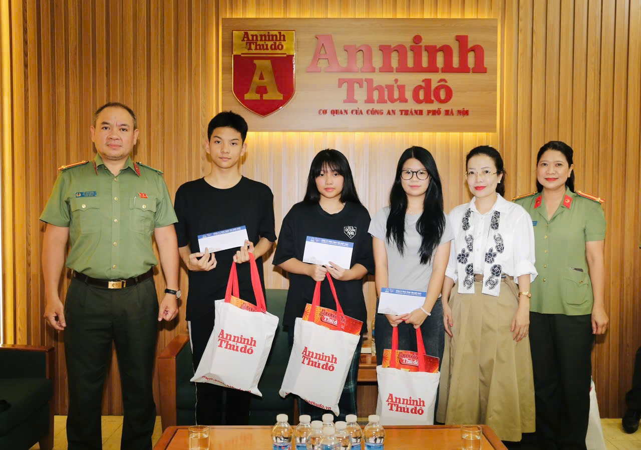 NNhat Linh (third from left) celebrating her admission to the People's Police College No. 1, following in her father's footsteps.