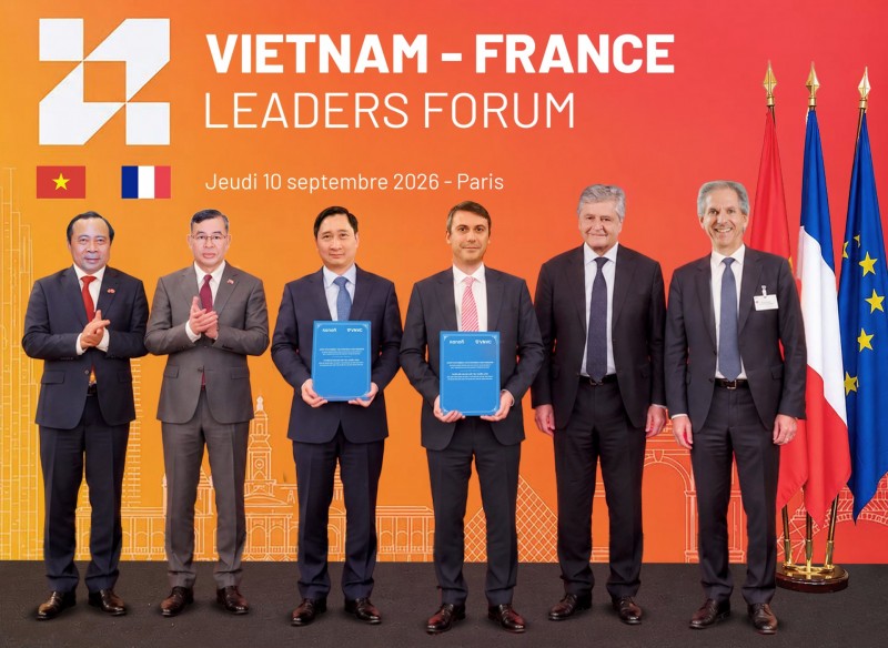 តំណាងក្រុមហ៊ុន Sanofi និង VNVC ប្រគល់សេចក្តីថ្លែងការណ៍រួមស្តីពីកិច្ចសហប្រតិបត្តិការផលិតវ៉ាក់សាំងជំនាន់ថ្មីដ៏សំខាន់ចំនួនបីប្រភេទ សម្រាប់កុមារ និងមនុស្សពេញវ័យនៅវៀតណាម។