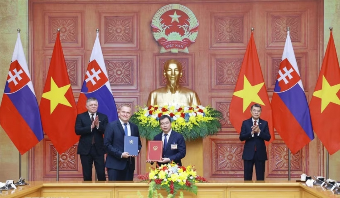 Prime Minister Le Minh Hung and his Slovak counterpart Robert Fico witness the exchange of a memorandum of understanding between the Directorate for Standards, Metrology and Quality (STAMEQ) and the Slovak Office of Standards, Metrology and Testing (UNMS) on cooperation in standardization, metrology, technical regulations, conformity assessment, accreditation, and quality management. (Photo: VNA)
