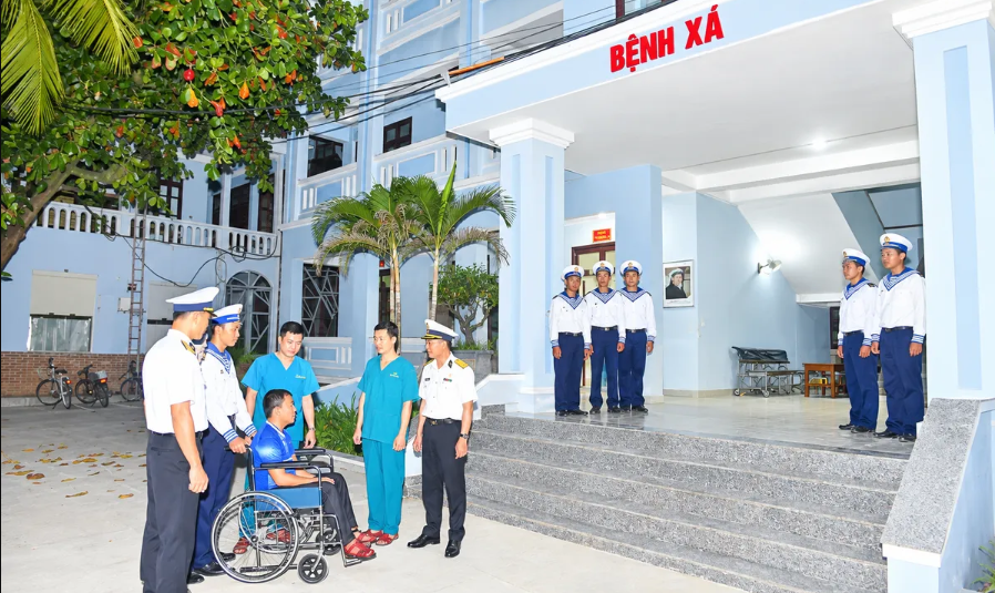 Ngư dân nhanh chóng được cán bộ, chiến sĩ đưa vào bệnh xá đảo cấp cứu. Ngư dân nhanh chóng được cán bộ, chiến sĩ đưa vào bệnh xá đảo cấp cứu.