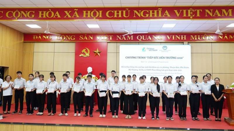 ນັກຮຽນທີ່ມີຄວາມຫຍຸ້ງຍາກ 200 ຄົນຢູ່ເຫວ້ ໄດ້ຮັບທຶນການສຶກສາຈາກ Children of Vietnam