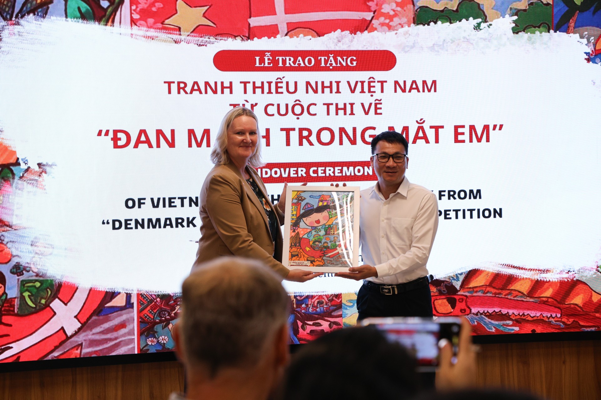 More than 100 award-winning paintings from the 2025-2026 “Denmark Through Children’s Eyes” drawing contest were presented to E Hospital. (Photo: Bao Ngoc). More than 100 award-winning paintings from the 2025-2026 “Denmark Through Children’s Eyes” drawing contest were presented to E Hospital. (Photo: Bao Ngoc).