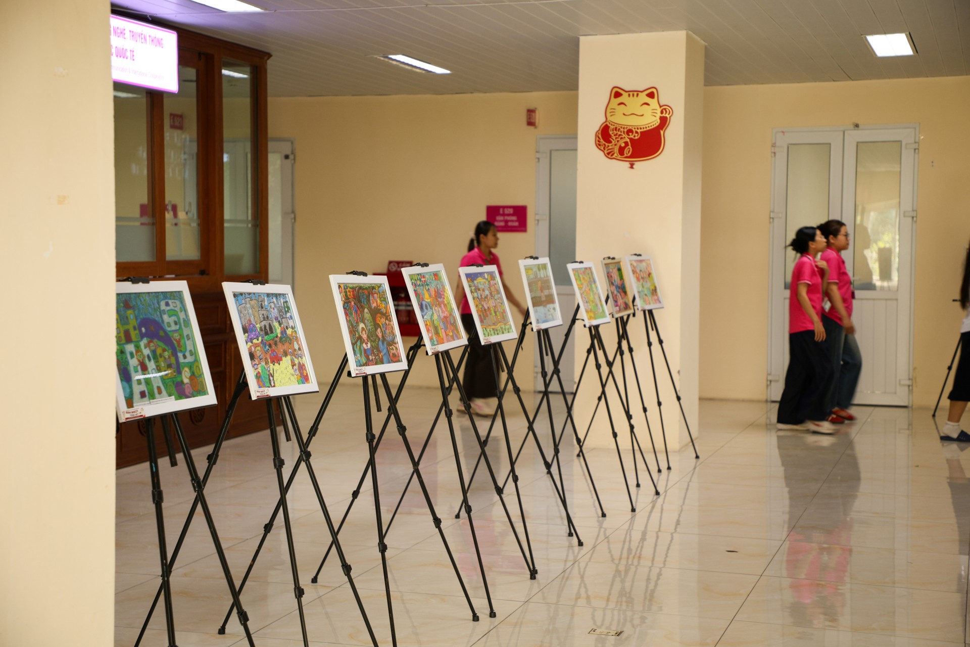 The paintings were displayed at the presentation ceremony. (Photo: Bao Ngoc). The paintings were displayed at the presentation ceremony. (Photo: Bao Ngoc).