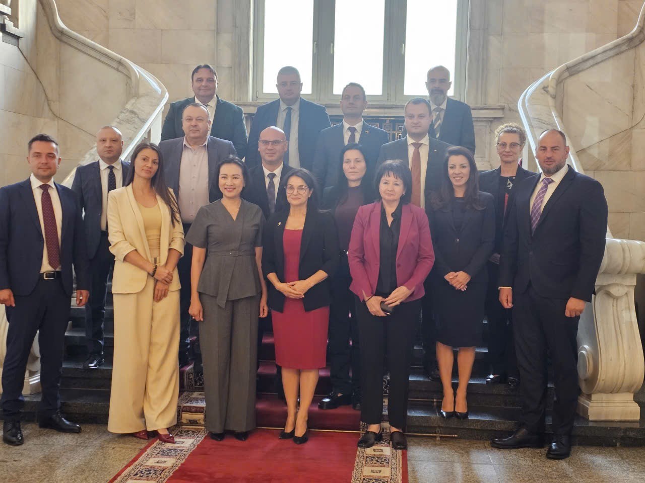 Vietnamese Ambassador to Bulgaria Nguyen Thi Minh Nguyet poses for a commemorative photo with members of the Bulgaria-Viet Nam Parliamentary Friendship Group. (Photo: Embassy of Viet Nam in Bulgaria) Vietnamese Ambassador to Bulgaria Nguyen Thi Minh Nguyet poses for a commemorative photo with members of the Bulgaria-Viet Nam Parliamentary Friendship Group. (Photo: Embassy of Viet Nam in Bulgaria)