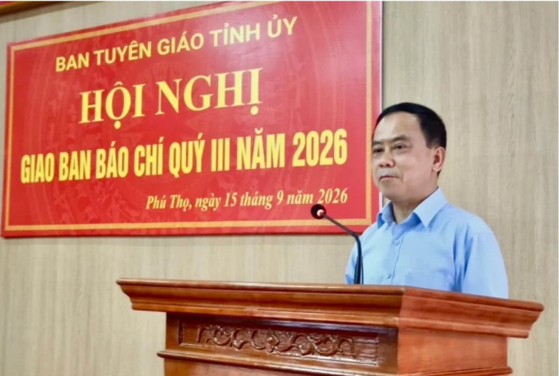 លោកវរសេនីយ៍ឯក Tran Ngoc Minh មេបញ្ជាការរងនយោបាយនៃបញ្ជាការដ្ឋានយោធាខេត្ត Phu Tho ផ្តល់ព័ត៌មានអំពីលទ្ធផល និងវឌ្ឍនភាពនៃការអនុវត្ត «យុទ្ធនាការ ៥០០ ថ្ងៃយប់ ជំរុញខ្លាំងការស្វែងរក ប្រមូលផ្តុំ និងកំណត់អត្តសញ្ញាណអដ្ឋិធាតុយុទ្ធជនពលី» នៅលើភូមិសាស្ត្រ។