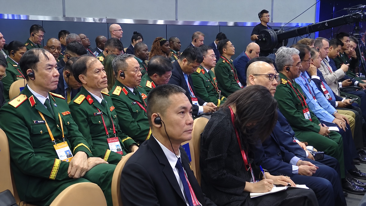 Các đại biểu dự Diễn đàn Hương Sơn Bắc Kinh lần thứ 13. (Ảnh: Bộ Quốc phòng) Các đại biểu dự Diễn đàn Hương Sơn Bắc Kinh lần thứ 13. (Ảnh: Bộ Quốc phòng)